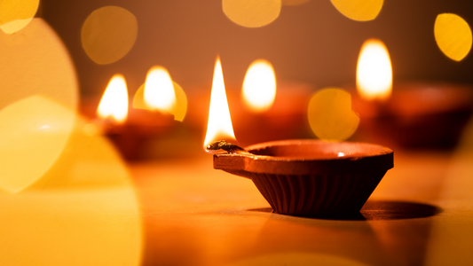 सूर्ये अधिष्ठिली प्राची। जगा राणीव दे प्रकाशाची। तैसी वाचा श्रोतयां ज्ञानाची । दिवाळी करी॥
